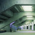 Level 2 concourse with fixed tables and benches. Arup Associates worked on the concourse areas to create ‘airport-like’ spaces